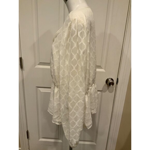 Elizabeth and James Cream Geometric Textured V-Neck Blouse, Size XXL - Picture 5 of 9